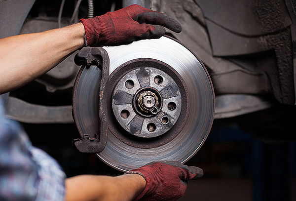 Regulación y chequeo de frenos de auto en Frenos Willy