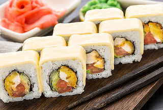 Entrada + 3 rolls libres + 2 postres + bebestibles para 2 