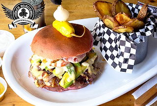 2 Hamburguesas ACE + 2 Bebidas o Cerveza para 2 o 4 personas