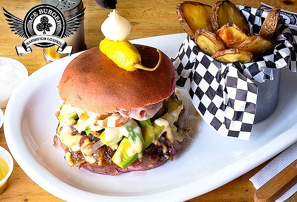 2 Hamburguesas ACE + 2 Bebidas o Cerveza para 2 o 4 personas