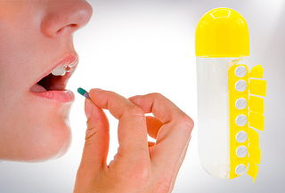 Botella con Pastillero y Vaso
