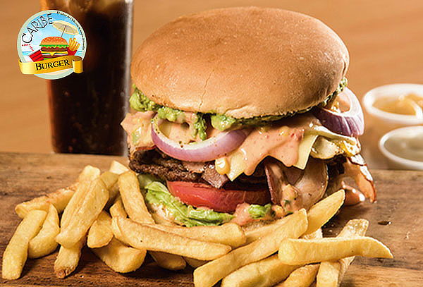 2 Hamburguesas con papas fritas, opción a 2 bebidas + postre