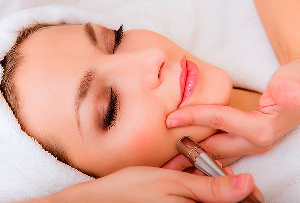 Microdermoabrasión + Vapozono + Masaje + Lifting facial