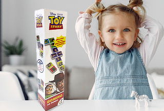 Domino en caja de toy story