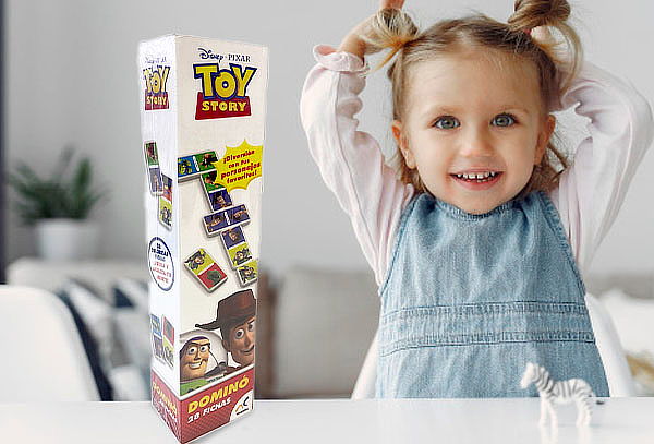 Domino en caja de toy story
