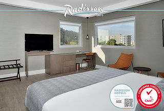 Habitación para dos en Radisson Curicó, Desayunos y más.