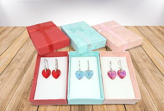 Delicado par de aros en forma de corazón 