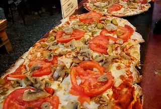 Come 1 metro de pizza de 2 ingredientes+ 1 litro de cerveza