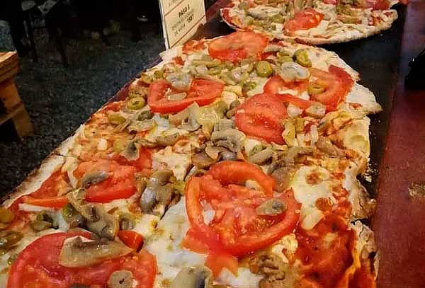 Come 1 metro de pizza de 2 ingredientes+ 1 litro de cerveza
