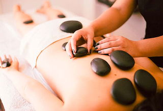 Masaje corporal + Piedras calientes para 1 o 2 personas