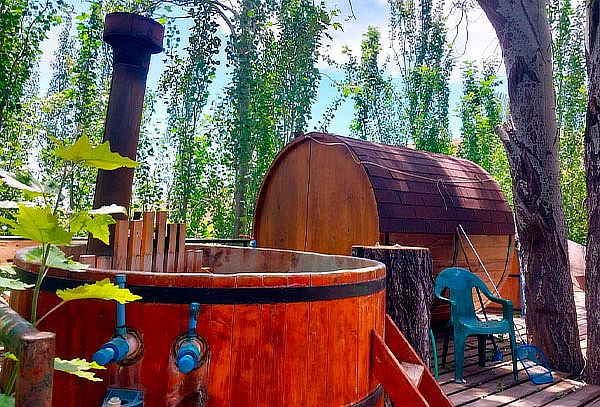 1 Noche para 2 o 4 pers:  Tinaja + Sauna + Cena + Desayuno