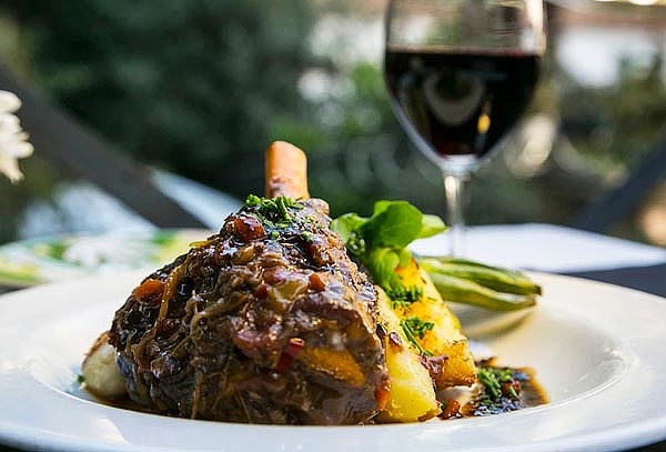 El Mesón Nerudiano: Almuerzo o Cena para 2 Personas