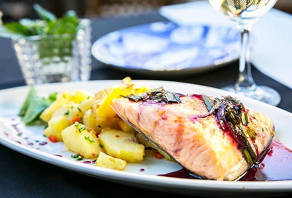 El Mesón Nerudiano: Almuerzo o Cena para 2 Personas