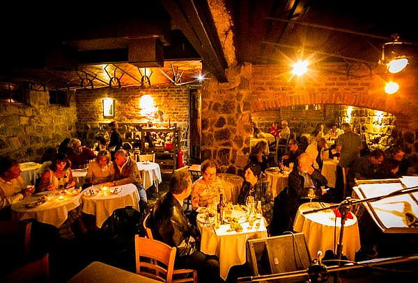 El Mesón Nerudiano: Almuerzo o Cena para 2 Personas