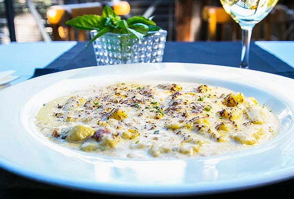 El Mesón Nerudiano: Almuerzo o Cena para 2 Personas