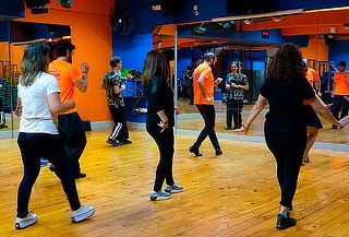 2 x 1 !  8 clases de baile a elección: Salsa, Bachata y más