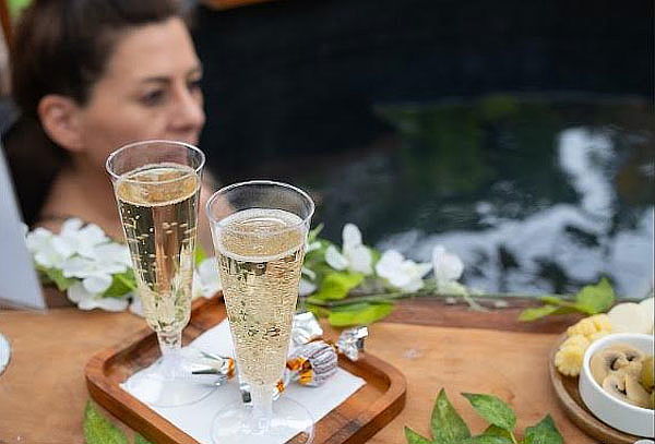 Spa Ritual para 2: Tinajas+ Saunas + Piscina + Masaje 