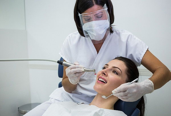 Limpieza dental profesional + Evaluación clínica