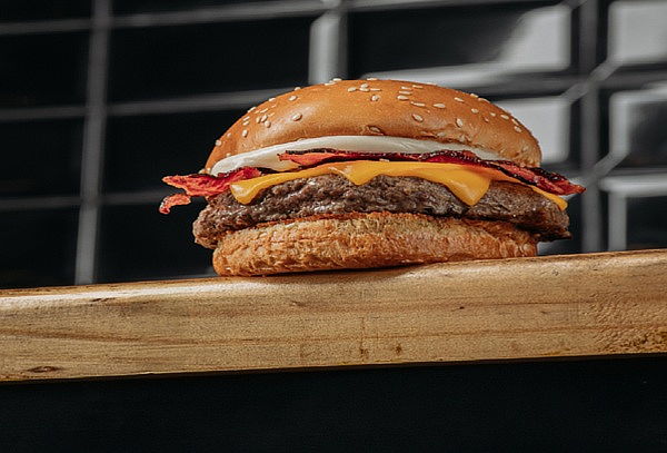 Burger Murdoc + Doble Queso Cheddar + Tocino + Bebida 220ml