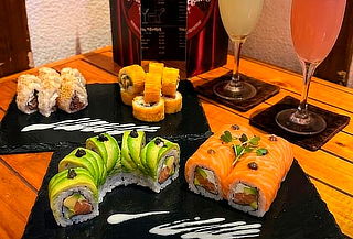 2 Entradas Pleimovil + 2 aperitivos + 20 piezas de Sushi