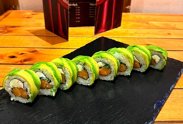 2 Entradas Pleimovil + 2 aperitivos + 20 piezas de Sushi