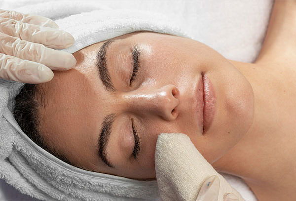 Limpieza Facial Profunda + Análisis Facial Personalizado. 
