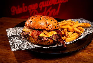 Hamburguesa Ay mi Madre + Papas Fritas para 2