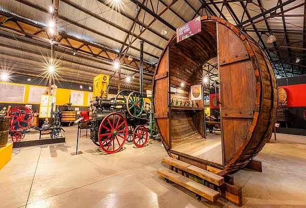 Museo del Vino y Museo de Autos y Motos en Viña Santa Cruz