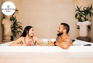 Relax Parejas con copas de espumante  en Elential Spa 