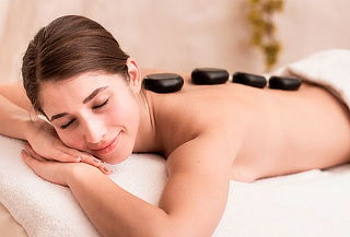 Masaje con Piedras Calientes en Cosme Beauty