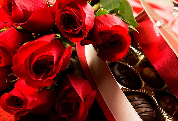 Caja de 6 Rosas con 6 Fresas de Chocolate