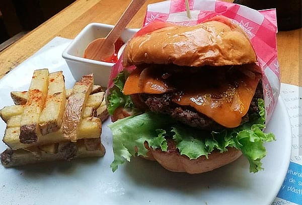 2 Hamburguesas de Reyes con Papas  en Café de la Montaña.