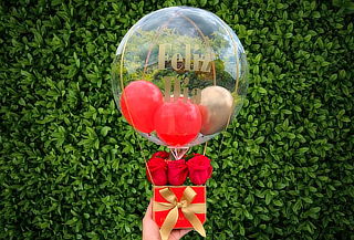 Arreglo Floral con 6 Rosas y Globos