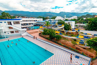 Alojamiento para 2 + Desayuno + Acceso Piscinas