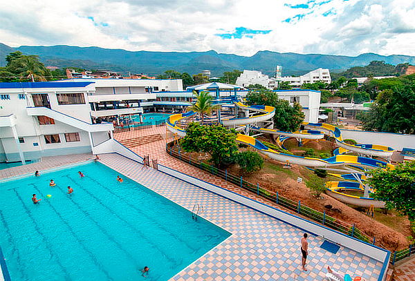 Alojamiento para 2 + Desayuno + Acceso Piscinas