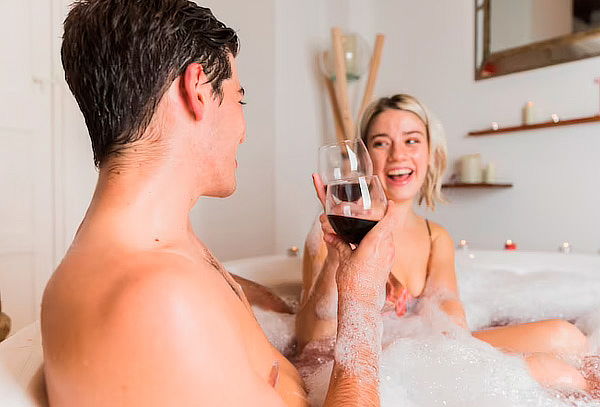 Spa Romántico en Pareja con Jacuzzi, Decoración con Pétalos