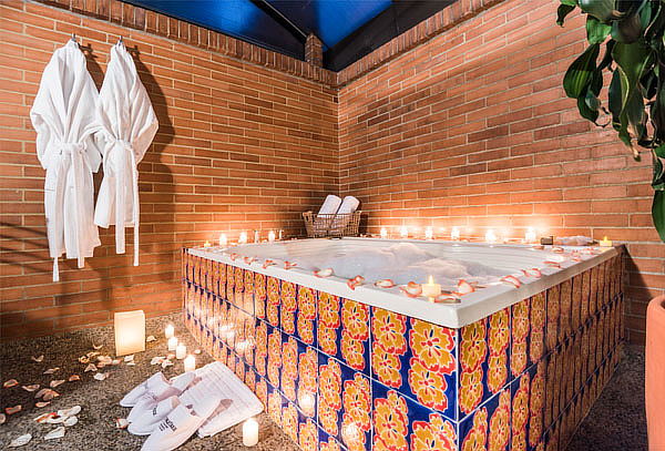 Cosmos Executive: Plan Romántico + Cena + Jacuzzi  