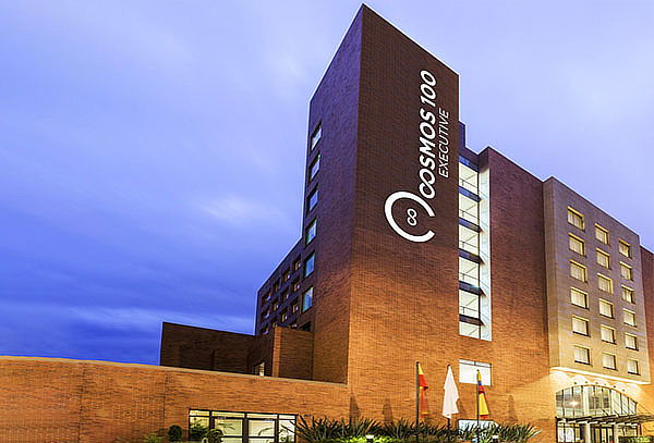 Cosmos Executive: Plan Romántico + Cena + Jacuzzi  