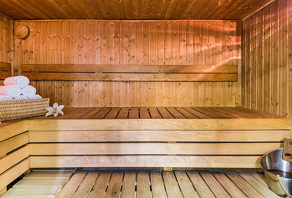 Cosmos Executive: Plan Romántico + Cena + Jacuzzi  