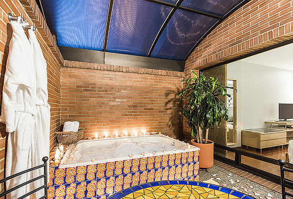 Cosmos Executive: Plan Romántico + Cena + Jacuzzi  