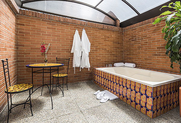 Cosmos Executive: Plan Romántico + Cena + Jacuzzi  