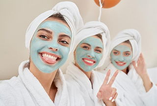 Spa para 3 Amigas con Jacuzzi + Masaje + Copa de Vino