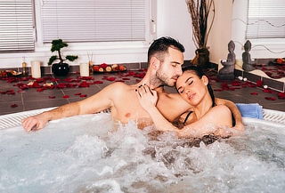 Circuito hídrico para 2: Sauna + Jacuzzi + Vino.