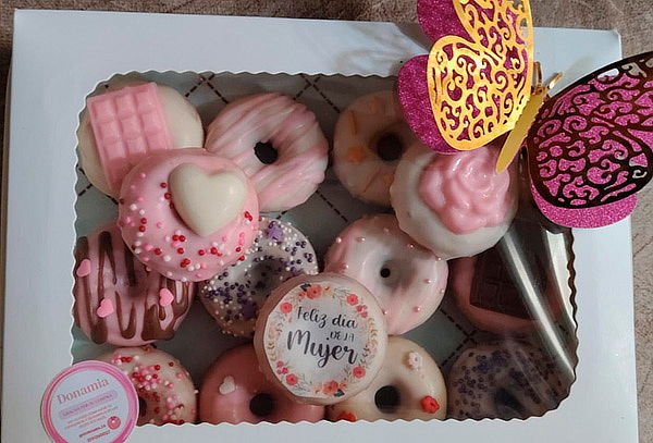 Caja por 8, 15 o 20 Mini Donas + Tarjeta Personalizada 