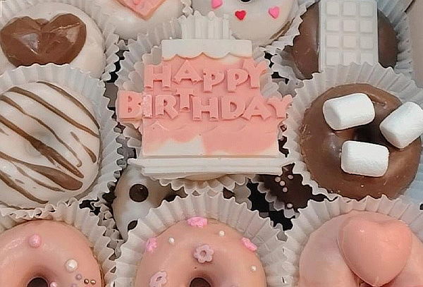 Caja por 8, 15 o 20 Mini Donas + Tarjeta Personalizada 
