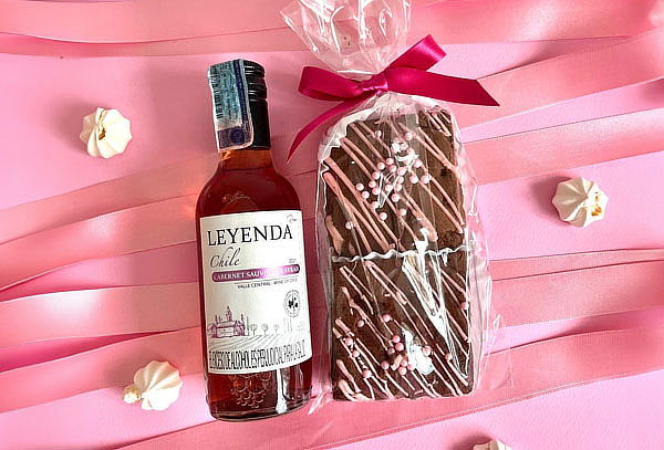 Caja Regalo Sorpresa con Vino + 2 Brownies