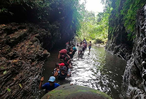 Caminata Ecológica en Melgar, Almuerzo en Cascada La Gruta