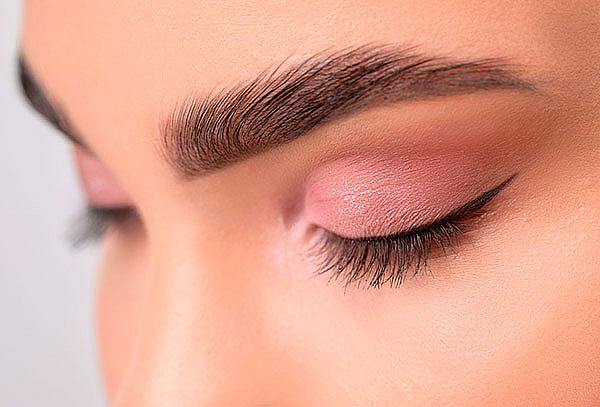Cejas Laminadas: Realce Natural con Estilo y Precisión