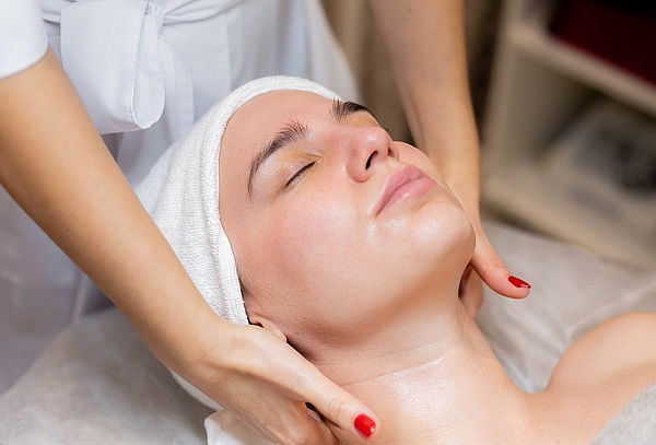 30 Sesiones de Aclaración de Manchas Faciales con Peeling