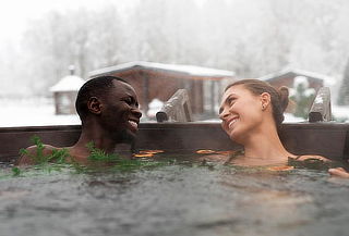 Spa Romántico en Pareja con Jacuzzi, Decoración con Pétalos